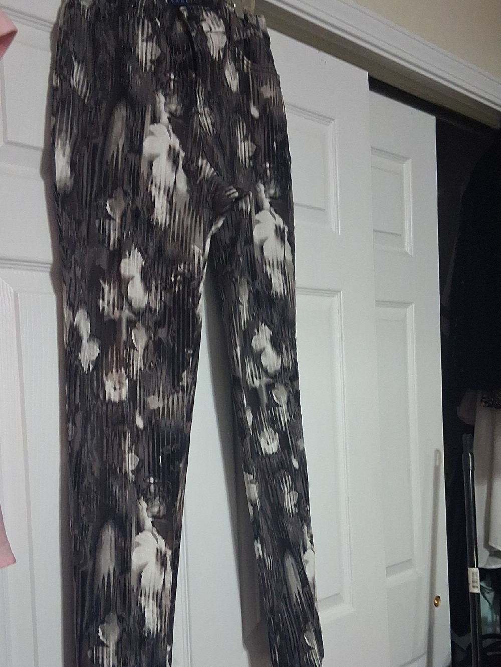 Bandolino Sz 10 Black & White Floral Skinny Pants